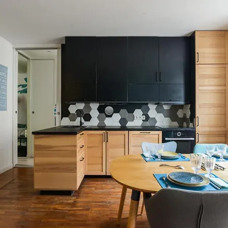 Spacious Flat In The 16th District - - Welkeys *